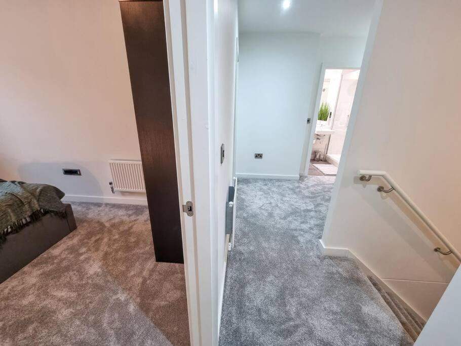 מנצ'סטר Stunning 4-Bedroom Townhouse With Free Parking מראה חיצוני תמונה