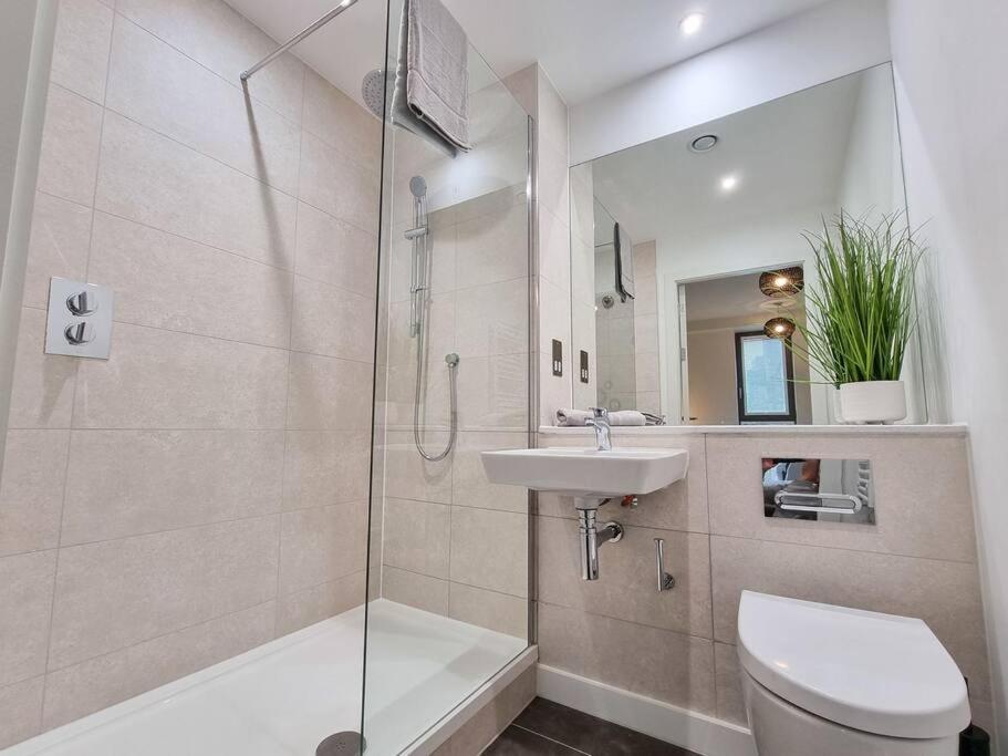 מנצ'סטר Stunning 4-Bedroom Townhouse With Free Parking מראה חיצוני תמונה