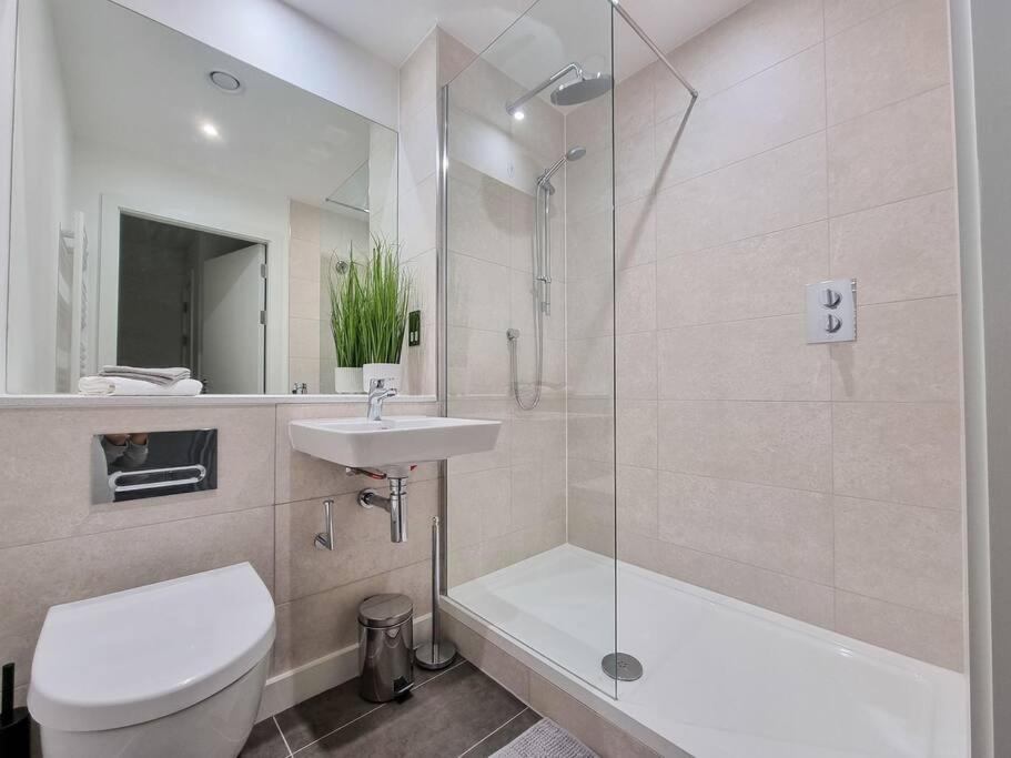 מנצ'סטר Stunning 4-Bedroom Townhouse With Free Parking מראה חיצוני תמונה
