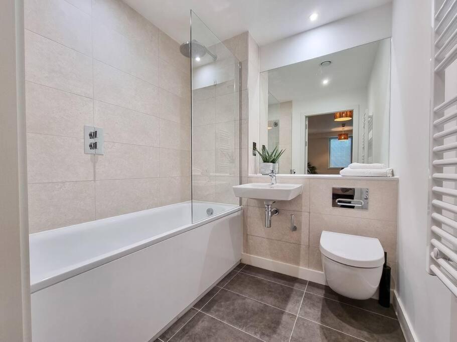 מנצ'סטר Stunning 4-Bedroom Townhouse With Free Parking מראה חיצוני תמונה