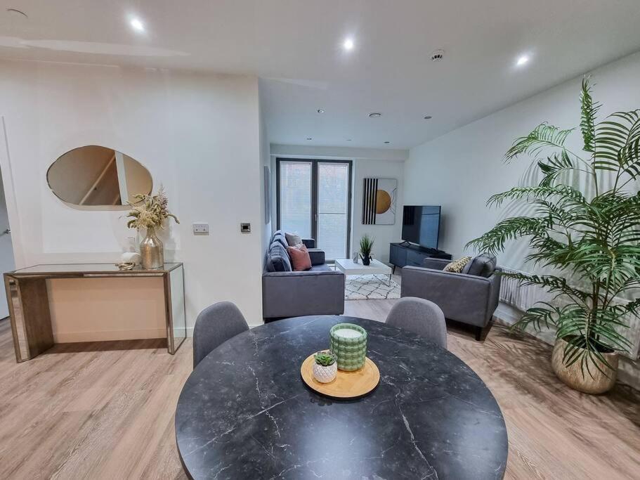 מנצ'סטר Stunning 4-Bedroom Townhouse With Free Parking מראה חיצוני תמונה