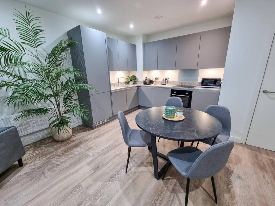 מנצ'סטר Stunning 4-Bedroom Townhouse With Free Parking מראה חיצוני תמונה