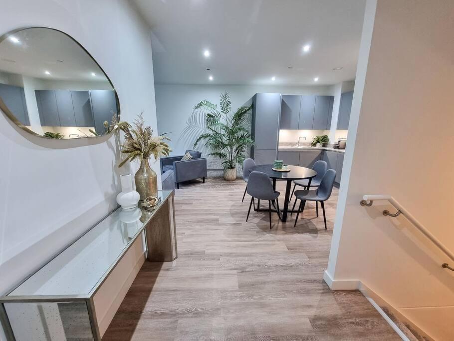 מנצ'סטר Stunning 4-Bedroom Townhouse With Free Parking מראה חיצוני תמונה