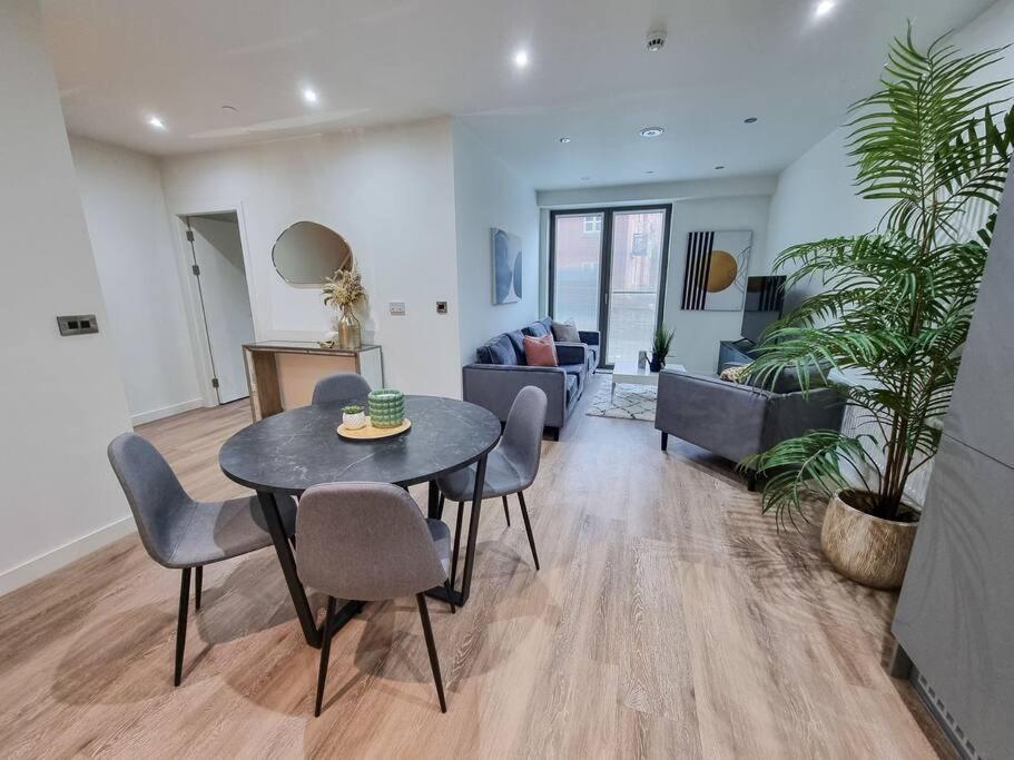 מנצ'סטר Stunning 4-Bedroom Townhouse With Free Parking מראה חיצוני תמונה